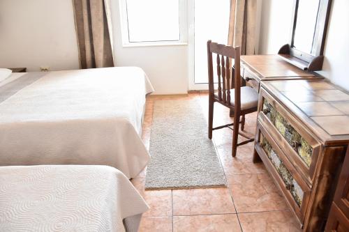 Three-Bedroom Apartment with Balcony and Sea View - Mansard image 1