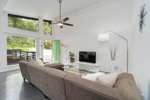 The Avocado Door - A Mid-Century Modern Gem ~ Near SoCo ~ Fenced yard ~ Corner lot, Austin