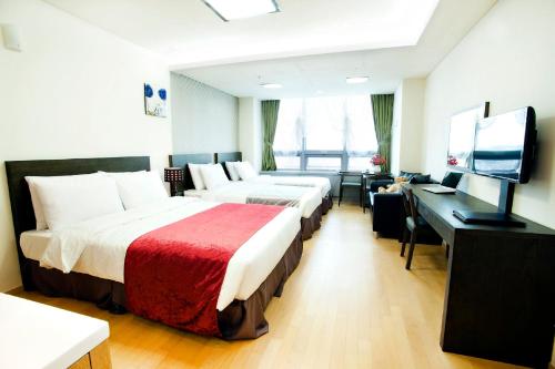 1 queen bed, 2 twin beds
