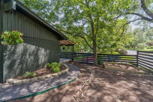 The Avocado Door - A Mid-Century Modern Gem ~ Near SoCo ~ Fenced yard ~ Corner lot - image 5