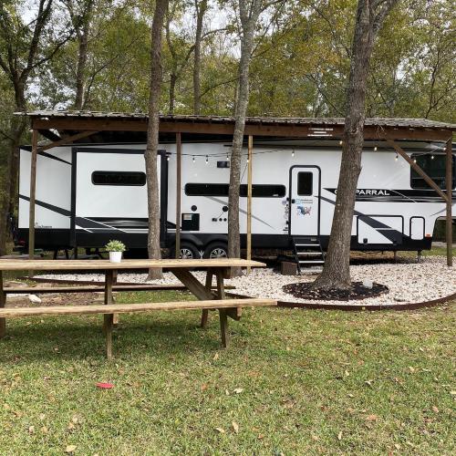 Cozy RV Experience w/POOL+SPA Near Lake Conroe - Apartment - Willis