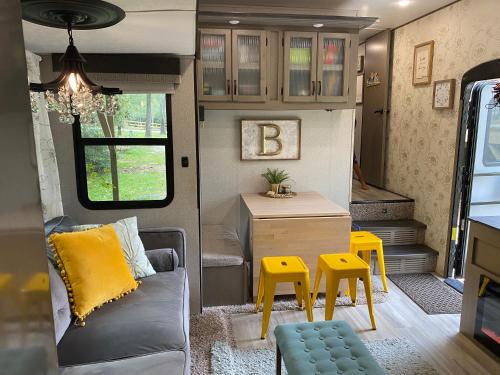 Cozy RV Experience w/POOL+SPA Near Lake Conroe