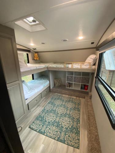 Cozy RV Experience w/POOL+SPA Near Lake Conroe