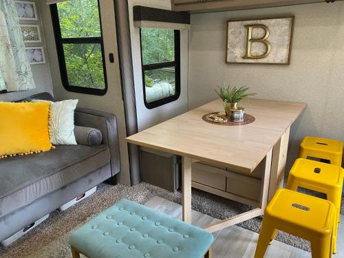 Cozy RV Experience w/POOL+SPA Near Lake Conroe