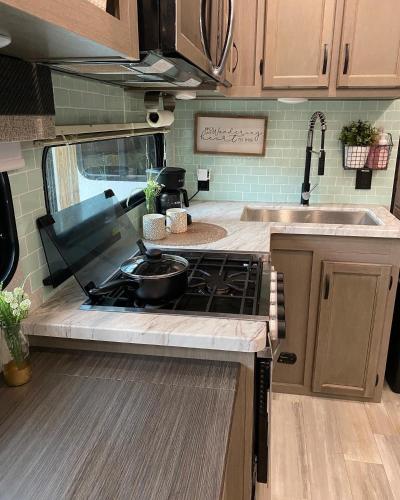 Cozy RV Experience w/POOL+SPA Near Lake Conroe in Willis, USA