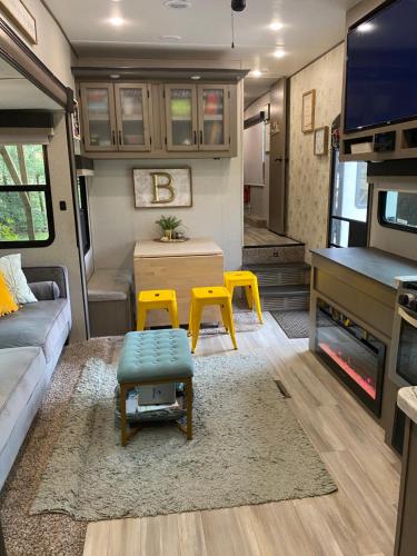 Cozy RV Experience w/POOL+SPA Near Lake Conroe