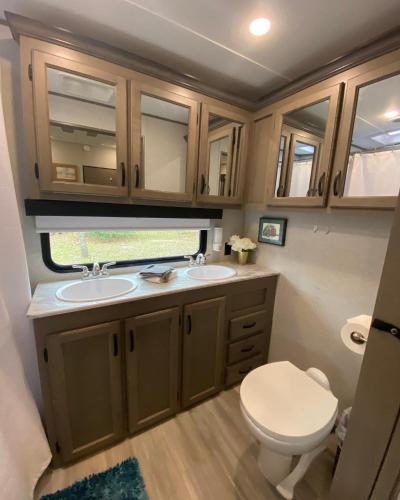 Cozy RV Experience w/POOL+SPA Near Lake Conroe