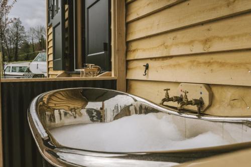 บริการและสิ่งอำนวยความสะดวก, Island Hut - Outdoor bath tub, firepit and water equipment in เคลส์ตัน