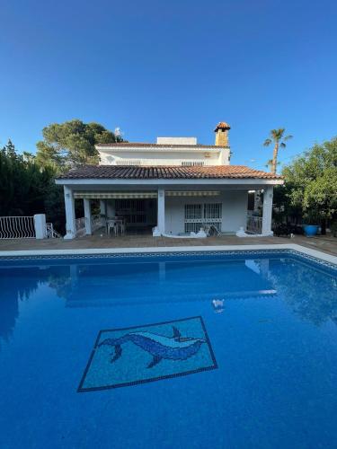  Villa Mis 5 Amores con piscina, Pension in Benidorm