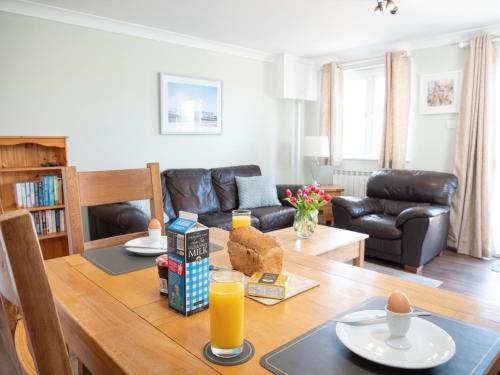 Ellingham Self-Catering Cottages - image 9
