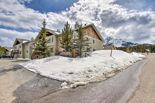Cozy Montana Condo with Walk to Big Sky Resort! in Big Sky, USA