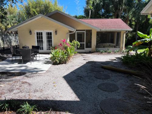 Private Villa with outside garden walk to the bay and Ringling Museum minutes from downtown