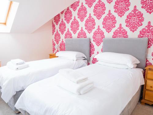 Ellingham Self-Catering Cottages - image 5