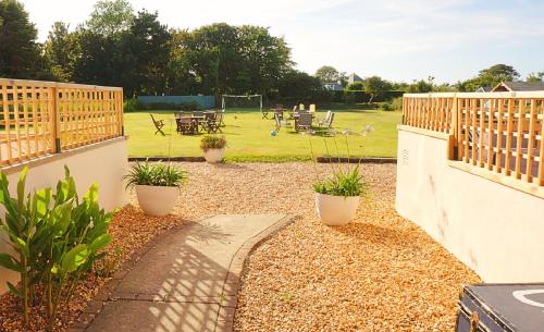 Dārzs, Ellingham Self-Catering Cottages in Saint Martin