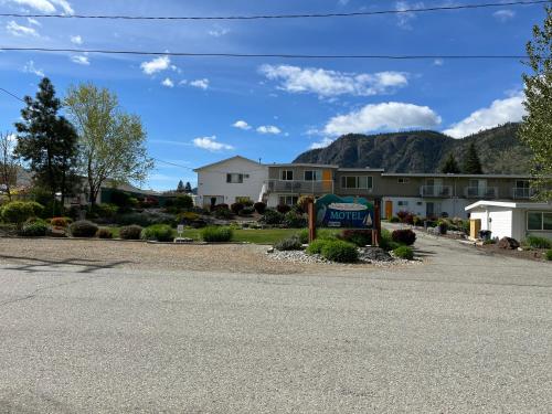 Holiday Beach Resort Motel - Accommodation - Okanagan Falls