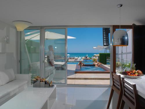 المرافق, Veer Luxury Boutique Hotel & Beach Club in جونيه