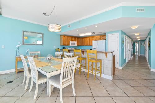 Spacious 3BR 3Bath 12th Floor, Million-Dollar Gulf Views detail