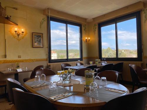 Restaurace, Logis Grand Hotel Bain in Comps Sur Artuby