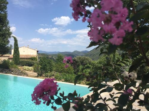 Gîte en Cévennes du sud, bergerie restaurée au rez de jardin d'une bastide avec piscine, vue exceptionnelle, authenticité et confort gîte à louer Saint-Laurent-le-Minier