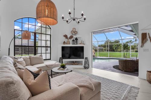 Exquisite 4-Bedroom Villa with Heated Pool Sarasota Area