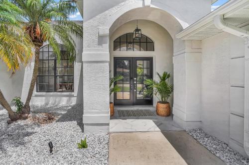 Exquisite 4-Bedroom Villa with Heated Pool Sarasota Area