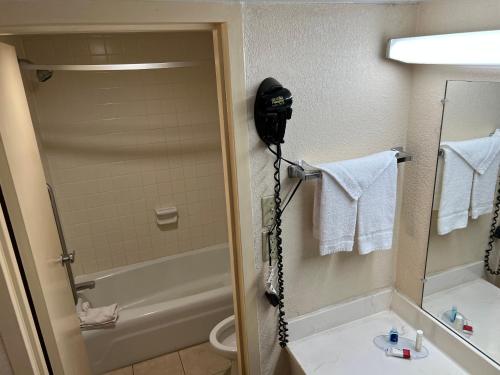 Howard Johnson by Wyndham Cleveland - image 11