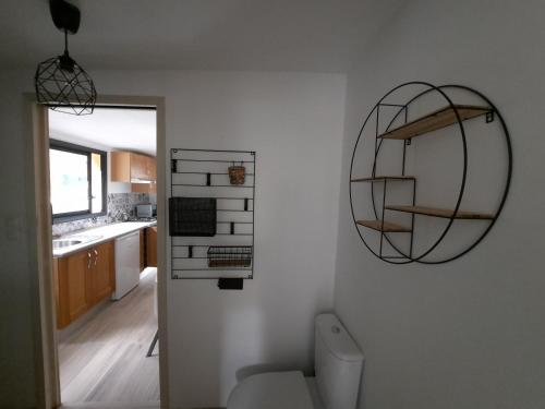 Fürdőszoba, Studio cosy près d'Aubenas et des thermes de Vals (Studio cosy pres d'Aubenas et des thermes de Vals) in Pont-de-Labeaume