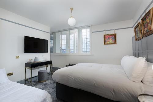3 twin beds