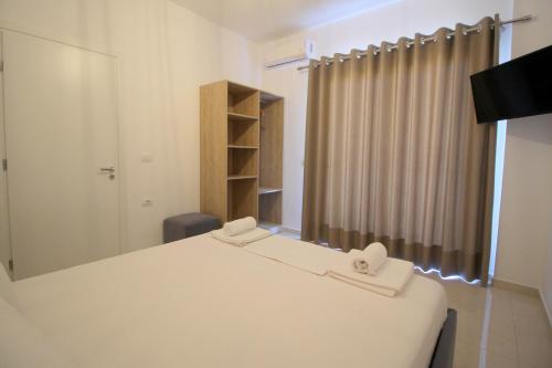 J&B Hotel – Ksamil, OR