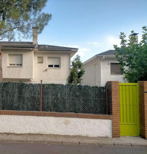  Chalet adosado con jardín in Cebreros