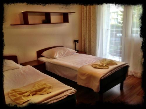 4 twin beds
