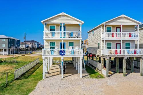 Walk to Shore & Eats: Surfside Beach Gem w/ Deck in Surfside Beach (TX)