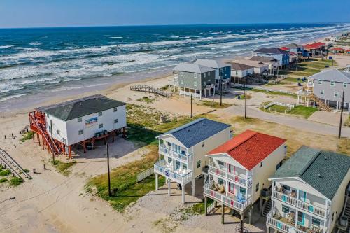 Walk to Shore & Eats: Surfside Beach Gem w/ Deck in Surfside Beach (TX)