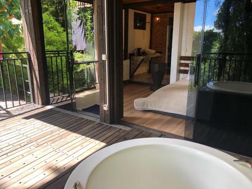 Balcony/terrace, Casa Container 80 - Suites privativas e sofisticadas integradas a natureza in Vila Natal