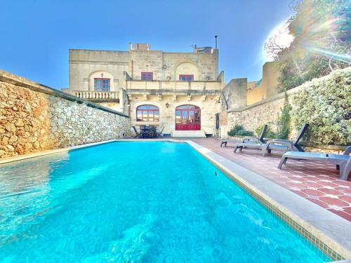 B&B Xewkija - Villa Rossa Gozo - 5 bedroom ensuite with pool & jacuzzi - Bed and Breakfast Xewkija