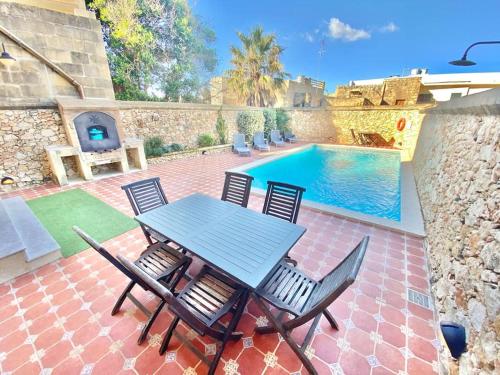 Villa Rossa Gozo - 5 bedroom ensuite with pool & jacuzzi Villa Rossa Gozo - 5 bedroom ensuite with pool & jacuzzi