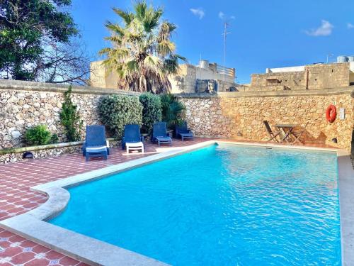 Villa Rossa Gozo - 5 bedroom ensuite with pool & jacuzzi Villa Rossa Gozo - 5 bedroom ensuite with pool & jacuzzi