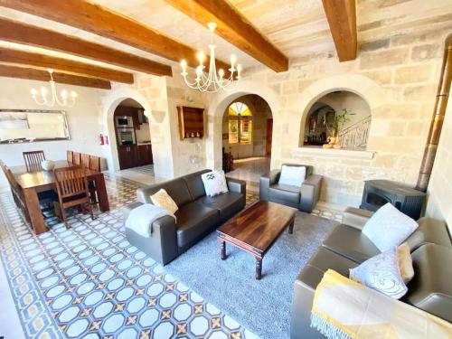 Villa Rossa Gozo - 5 bedroom ensuite with pool & jacuzzi Villa Rossa Gozo - 5 bedroom ensuite with pool & jacuzzi