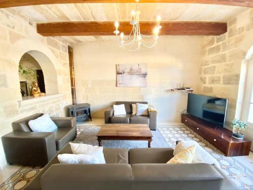 Villa Rossa Gozo - 5 bedroom ensuite with pool & jacuzzi Villa Rossa Gozo - 5 bedroom ensuite with pool & jacuzzi