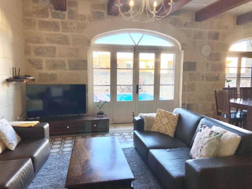 Villa Rossa Gozo - 5 bedroom ensuite with pool & jacuzzi Villa Rossa Gozo - 5 bedroom ensuite with pool & jacuzzi