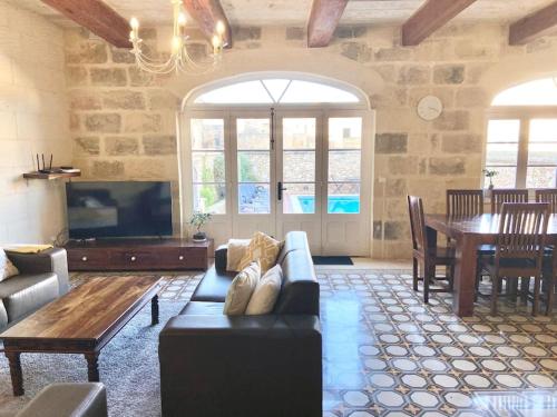 Villa Rossa Gozo - 5 bedroom ensuite with pool & jacuzzi Villa Rossa Gozo - 5 bedroom ensuite with pool & jacuzzi