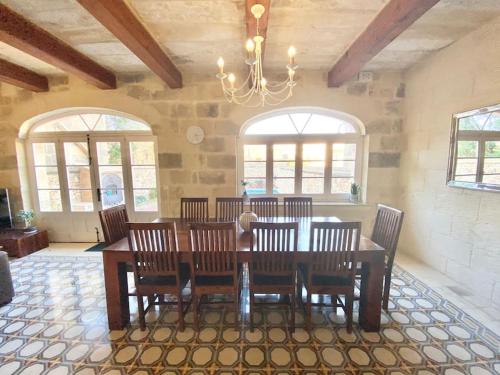 Villa Rossa Gozo - 5 bedroom ensuite with pool & jacuzzi Villa Rossa Gozo - 5 bedroom ensuite with pool & jacuzzi