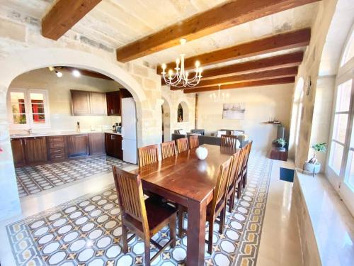 Villa Rossa Gozo - 5 bedroom ensuite with pool & jacuzzi Villa Rossa Gozo - 5 bedroom ensuite with pool & jacuzzi