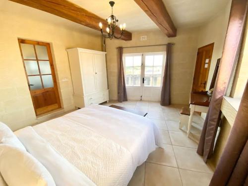 Villa Rossa Gozo - 5 bedroom ensuite with pool & jacuzzi Villa Rossa Gozo - 5 bedroom ensuite with pool & jacuzzi