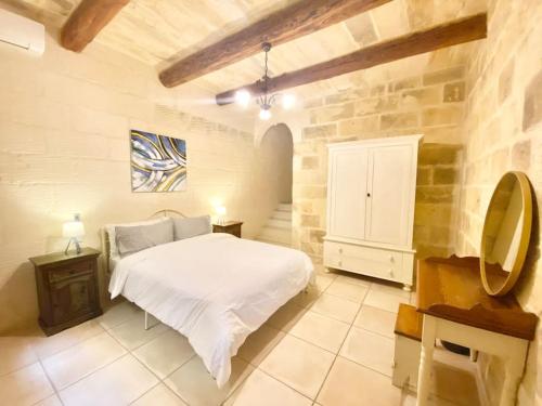 Villa Rossa Gozo - 5 bedroom ensuite with pool & jacuzzi Villa Rossa Gozo - 5 bedroom ensuite with pool & jacuzzi