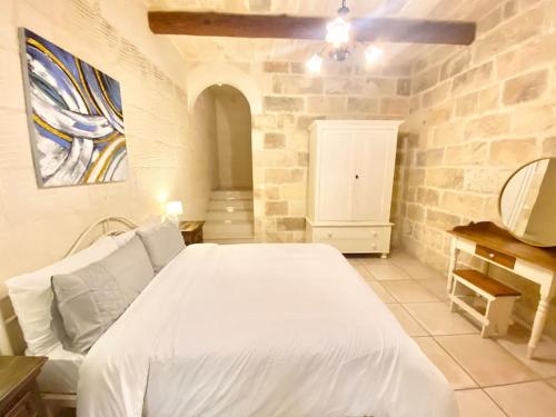 Villa Rossa Gozo - 5 bedroom ensuite with pool & jacuzzi Villa Rossa Gozo - 5 bedroom ensuite with pool & jacuzzi