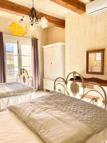 Villa Rossa Gozo - 5 bedroom ensuite with pool & jacuzzi Villa Rossa Gozo - 5 bedroom ensuite with pool & jacuzzi