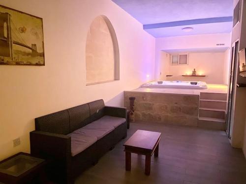 Villa Rossa Gozo - 5 bedroom ensuite with pool & jacuzzi Villa Rossa Gozo - 5 bedroom ensuite with pool & jacuzzi