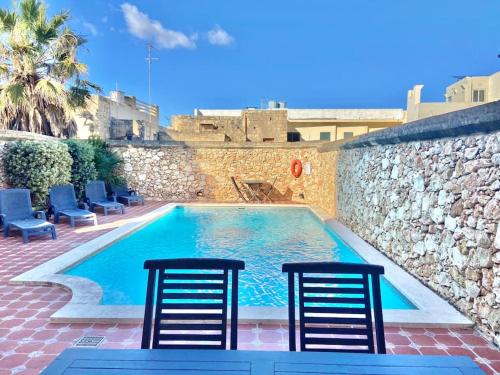 Villa Rossa Gozo - 5 bedroom ensuite with pool & jacuzzi Villa Rossa Gozo - 5 bedroom ensuite with pool & jacuzzi
