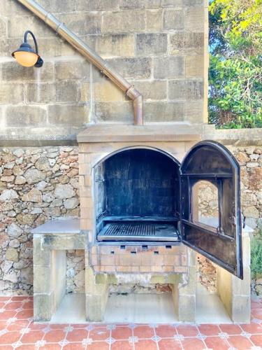 Villa Rossa Gozo - 5 bedroom ensuite with pool & jacuzzi Villa Rossa Gozo - 5 bedroom ensuite with pool & jacuzzi